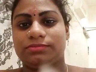 Indisk Tamil bhabhi gives blowjob